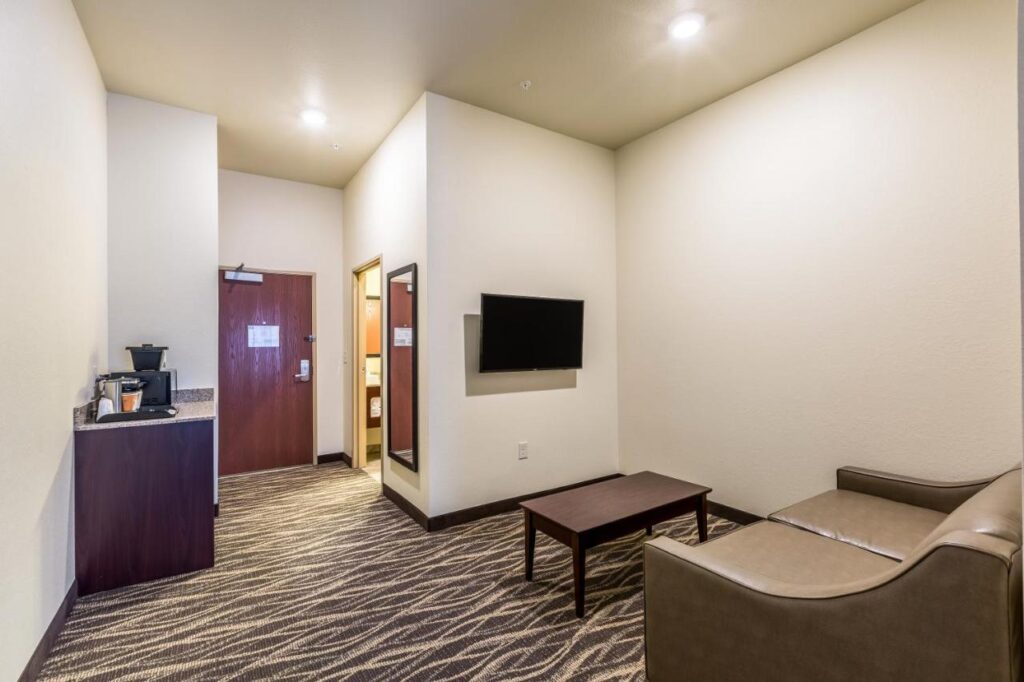 Cobblestone Hotel & Suites Hartford - Image 3