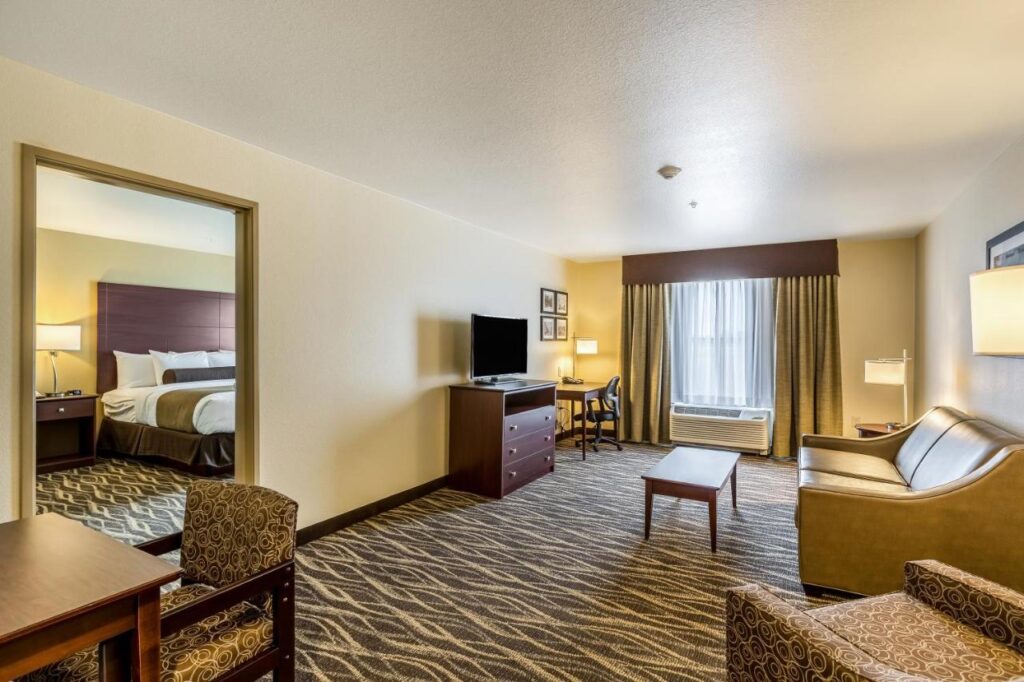Cobblestone Hotel & Suites Hartford - Image 4