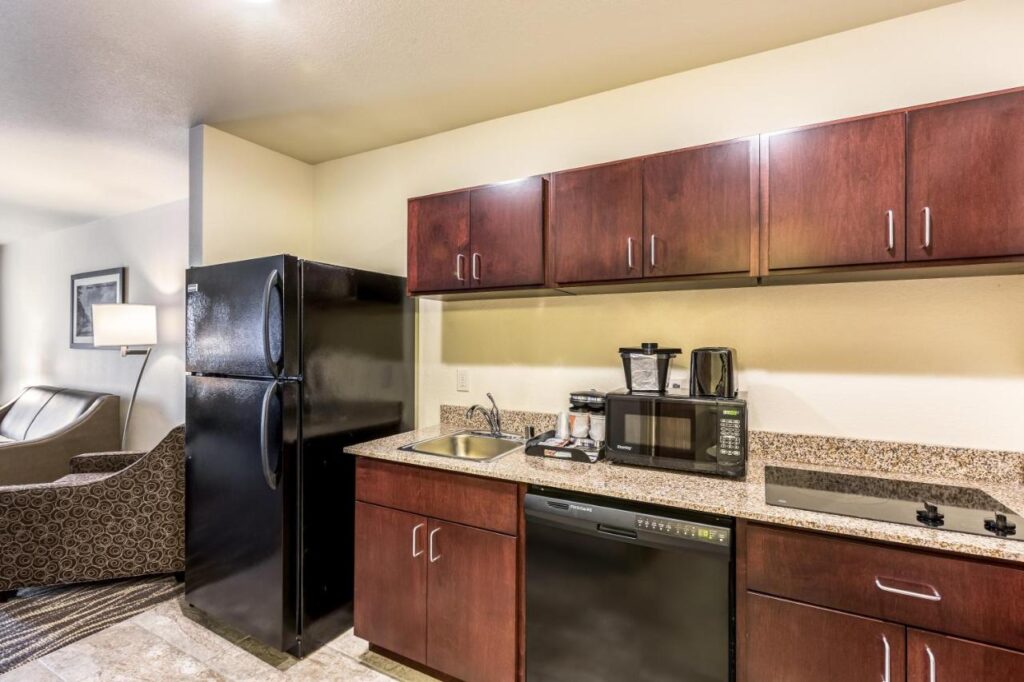 Cobblestone Hotel & Suites Hartford - Image 5