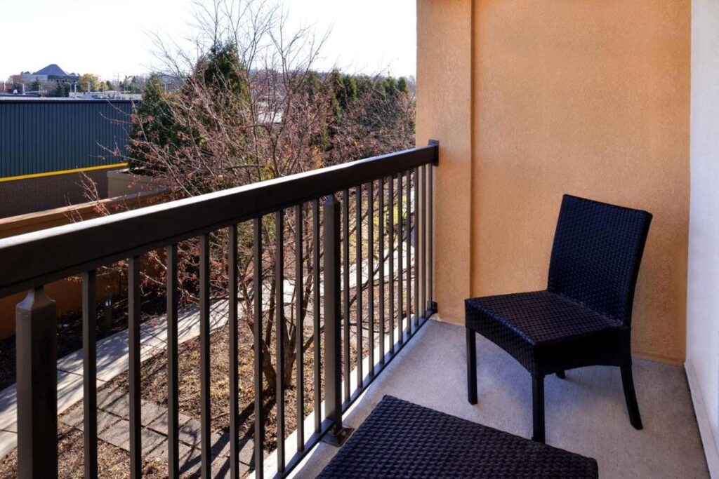 Country Inn & Suites by Radisson, Brown Deer - Milwaukee North - Image 4