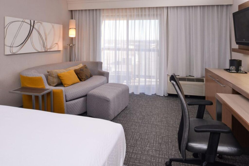 Country Inn & Suites by Radisson, Brown Deer - Milwaukee North - Image 6