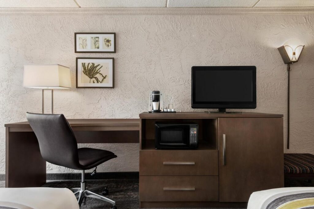 Country Inn & Suites by Radisson, Mt Pleasant-Racine West, WI - Image 2