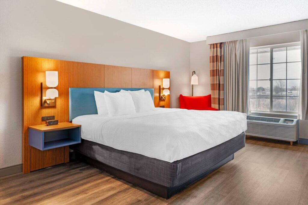 Country Inn & Suites by Radisson, West Bend, WI - Image 4