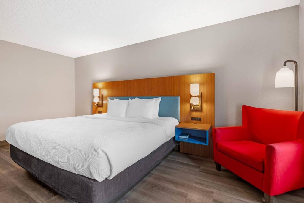 Country Inn & Suites by Radisson, West Bend, WI - Image 5