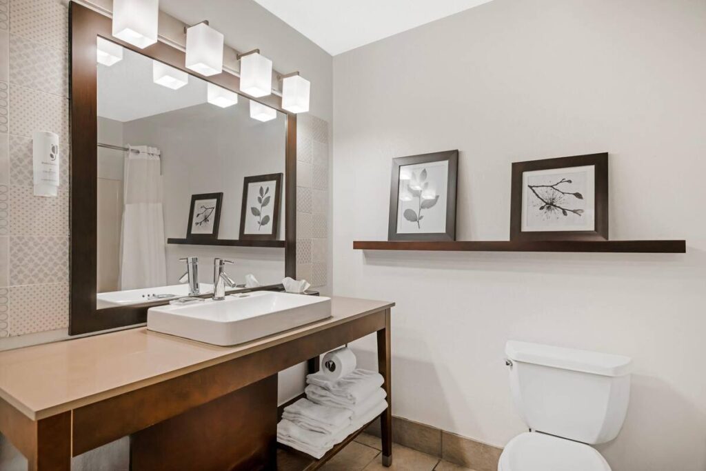 Country Inn & Suites by Radisson, West Bend, WI - Image 6