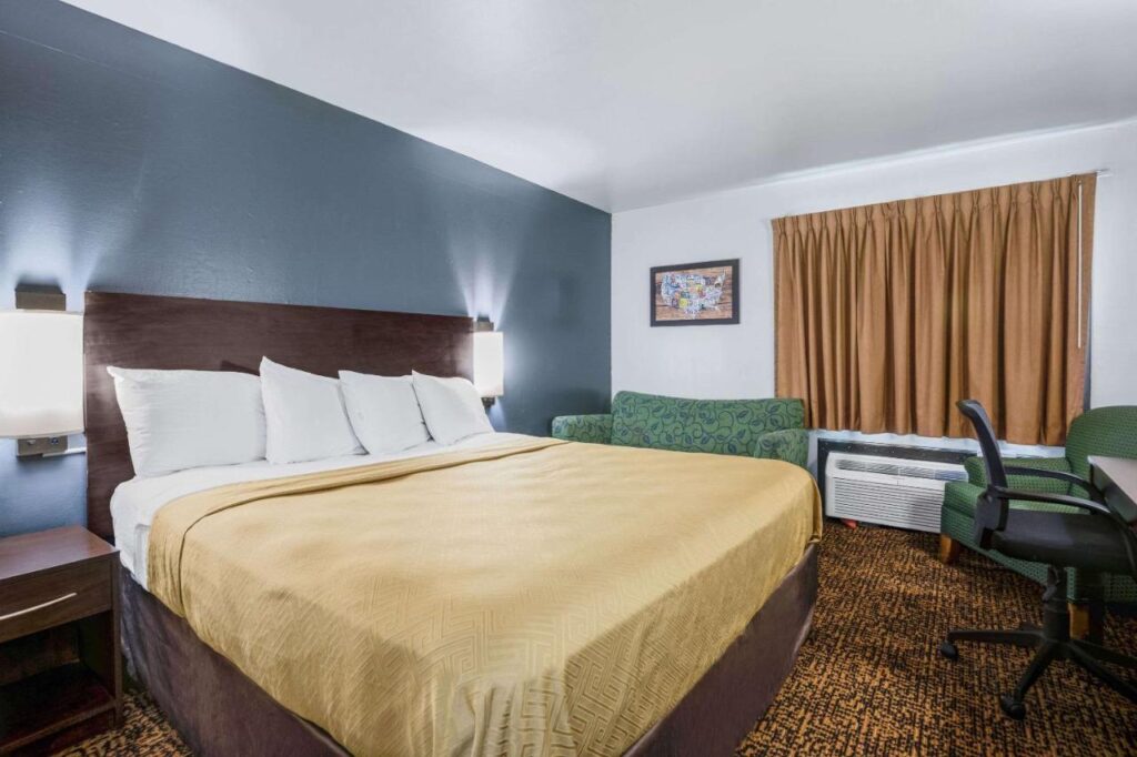 Econo Lodge Milwaukee Airport - Image 4