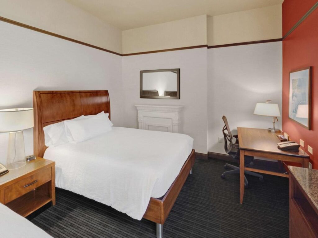 Hilton Garden Inn Milwaukee Downtown - Image 2