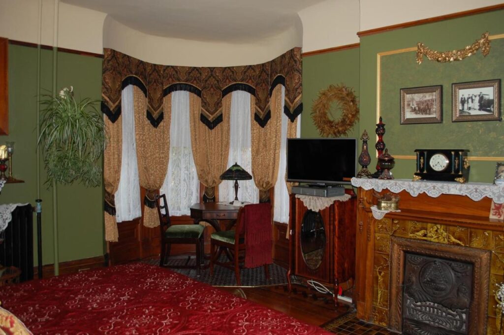 Schuster Mansion Bed & Breakfast - Image 3