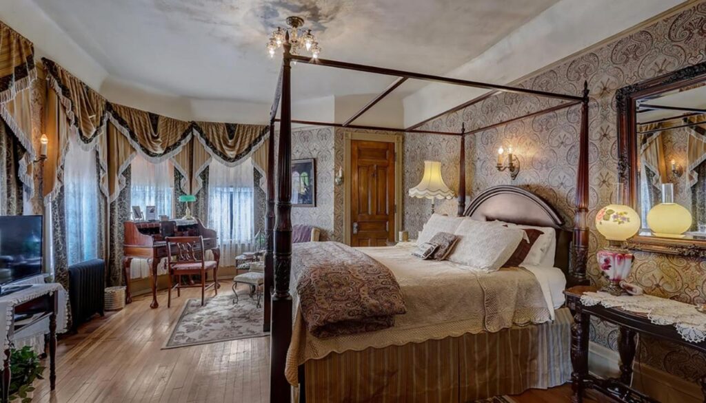 Schuster Mansion Bed & Breakfast - Image 4