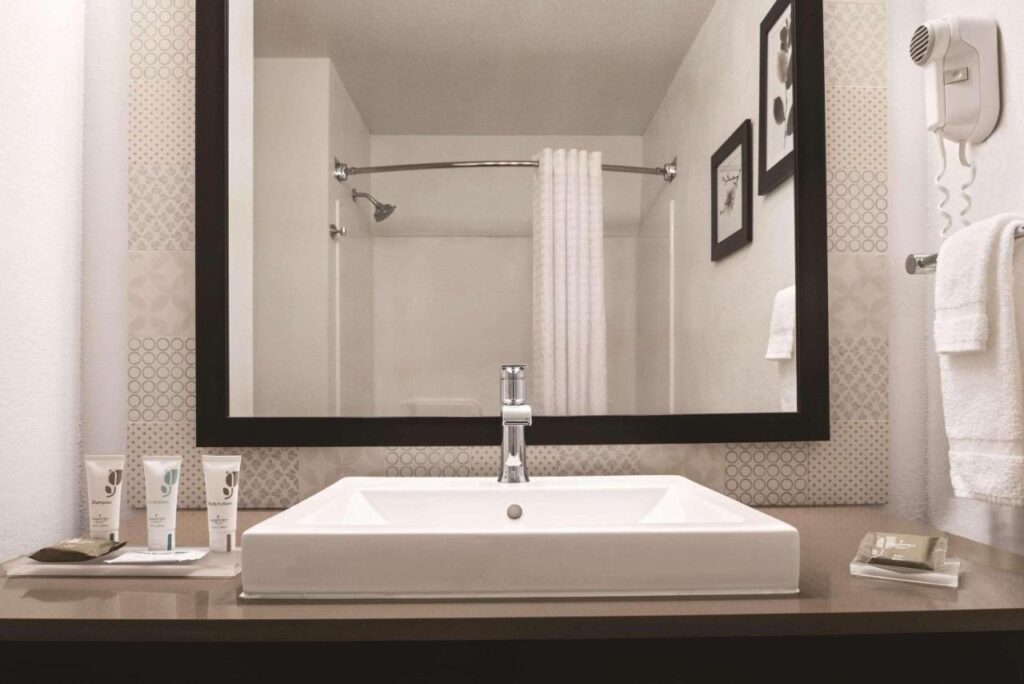 Country Inn & Suites by Radisson, Cottage Grove, MN - Image 2