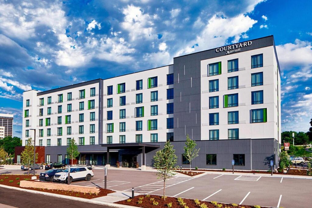 Courtyard by Marriott Minneapolis West - Image 1