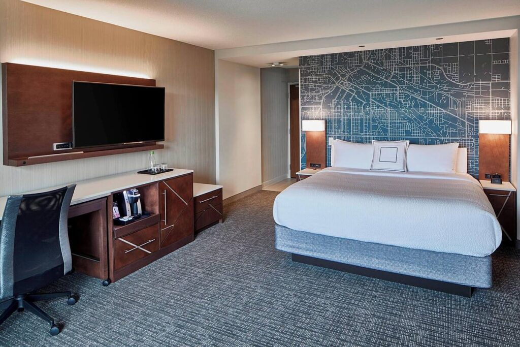 Courtyard by Marriott Minneapolis West - Image 2