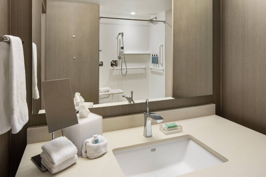 Courtyard by Marriott Minneapolis West - Image 4