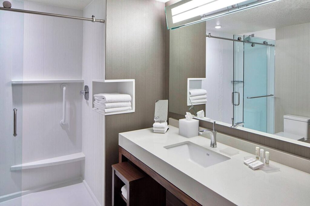 Courtyard by Marriott Minneapolis West - Image 5