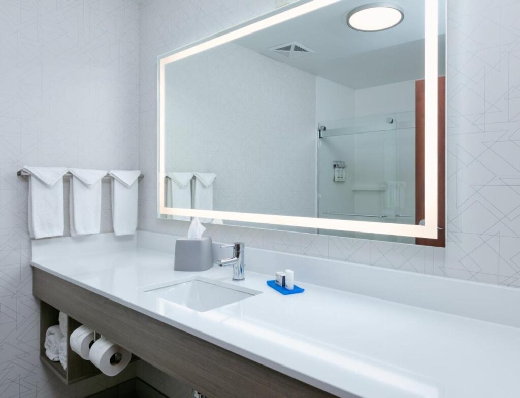 Holiday Inn Express Hotel & Suites Shakopee by IHG - Image 2