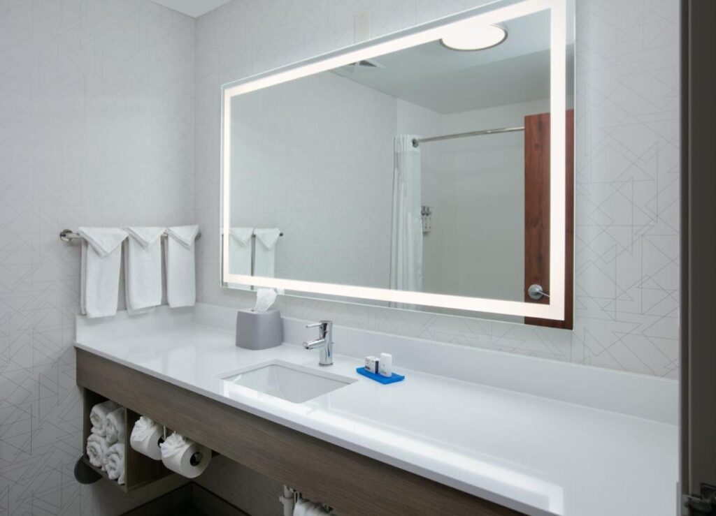 Holiday Inn Express Hotel & Suites Shakopee by IHG - Image 4