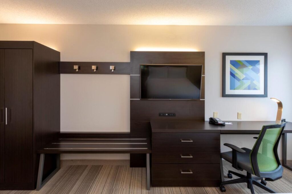 Holiday Inn Express Hotel & Suites-St. Paul by IHG - Image 2