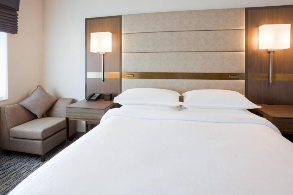 Sheraton St Paul Woodbury Hotel - Image 4