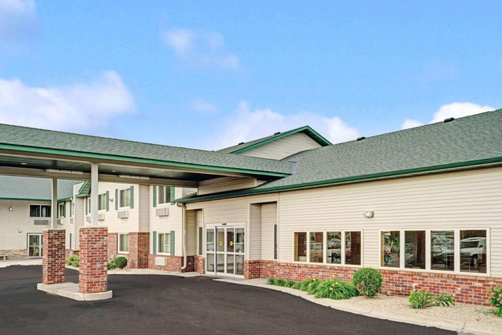 Super 8 by Wyndham Rogers Minnesota - Image 1