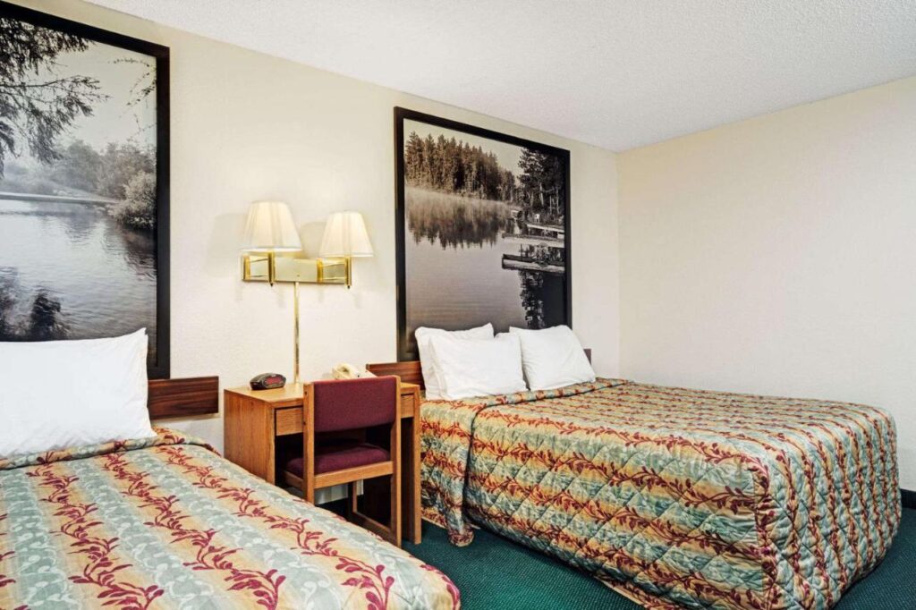 Super 8 by Wyndham Rogers Minnesota - Image 2