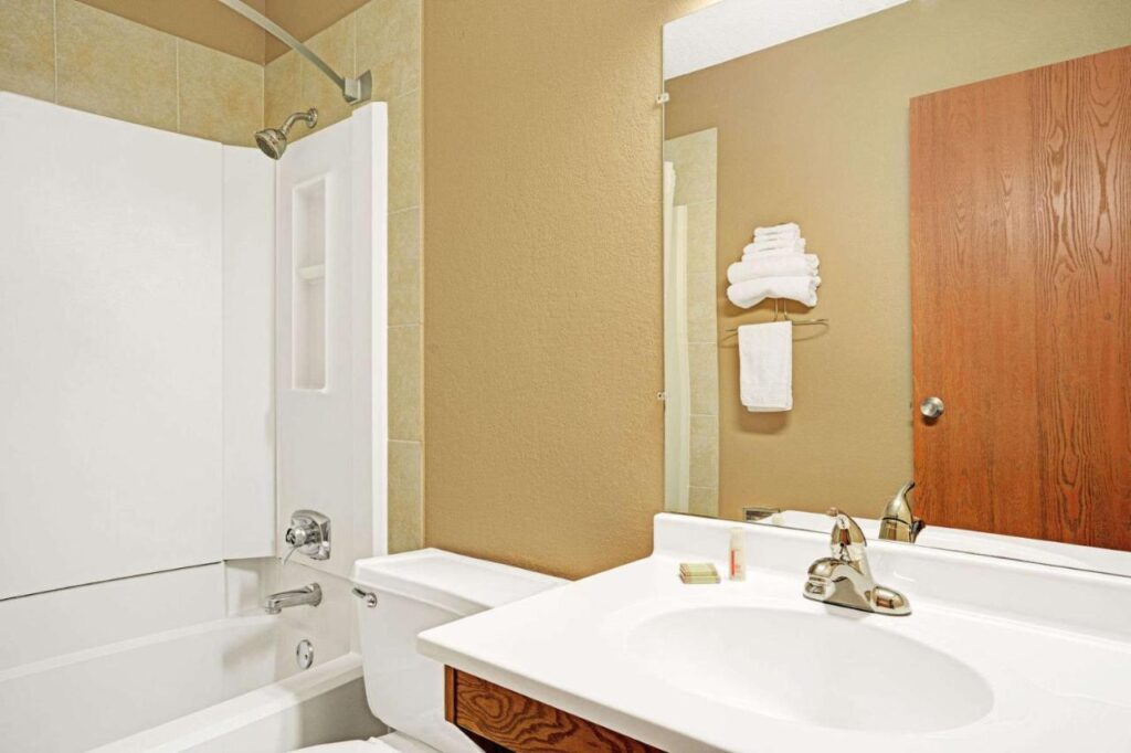 Super 8 by Wyndham Rogers Minnesota - Image 3