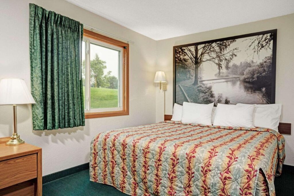 Super 8 by Wyndham Rogers Minnesota - Image 5
