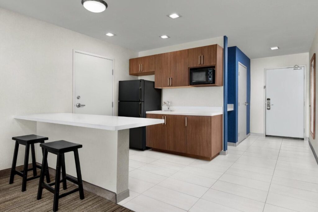 Holiday Inn Express Hotel & Suites Marina by IHG - Image 4