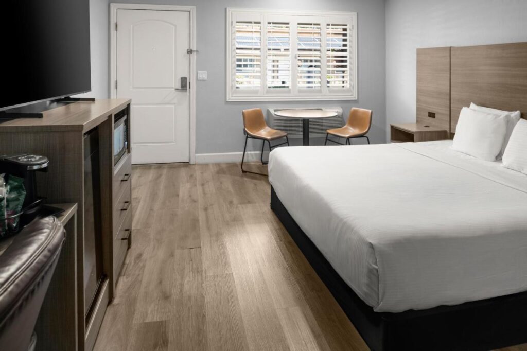Lone Oak Lodge - Image 2