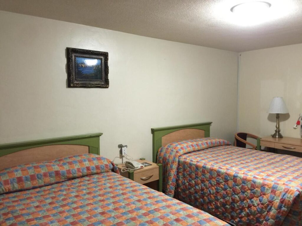 Hacienda Motel - Image 4