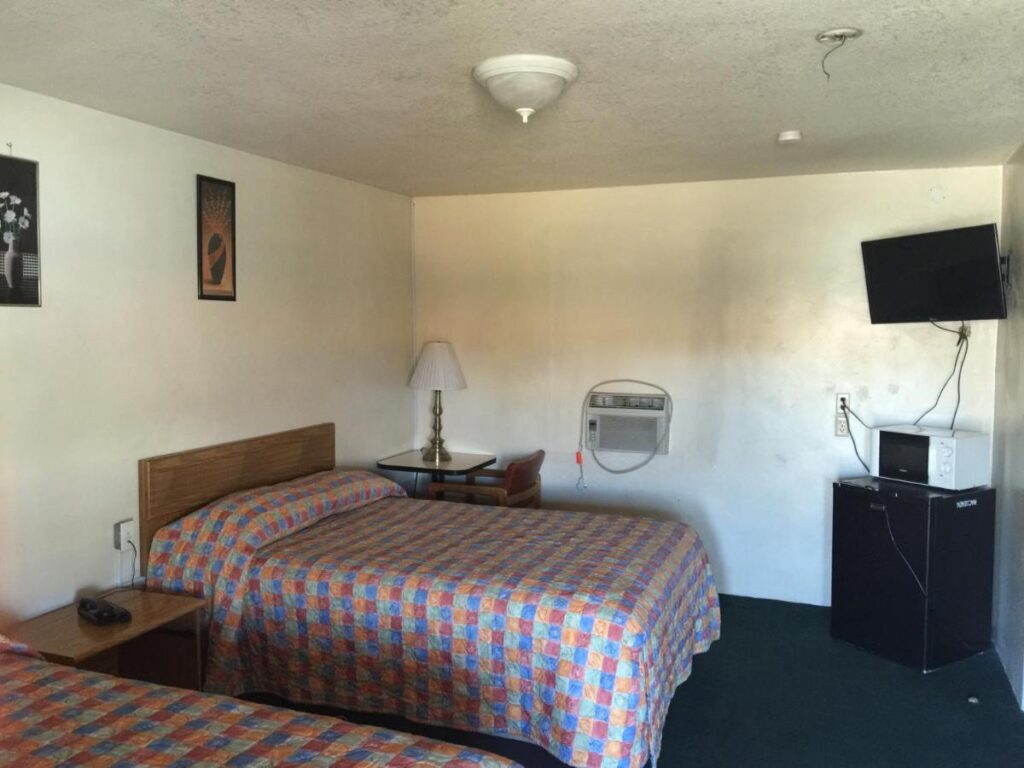 Hacienda Motel - Image 6