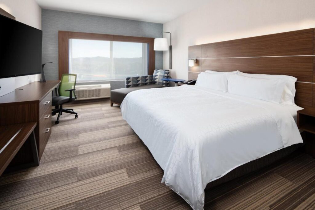 Holiday Inn Express & Suites - Murrieta by IHG - Image 2