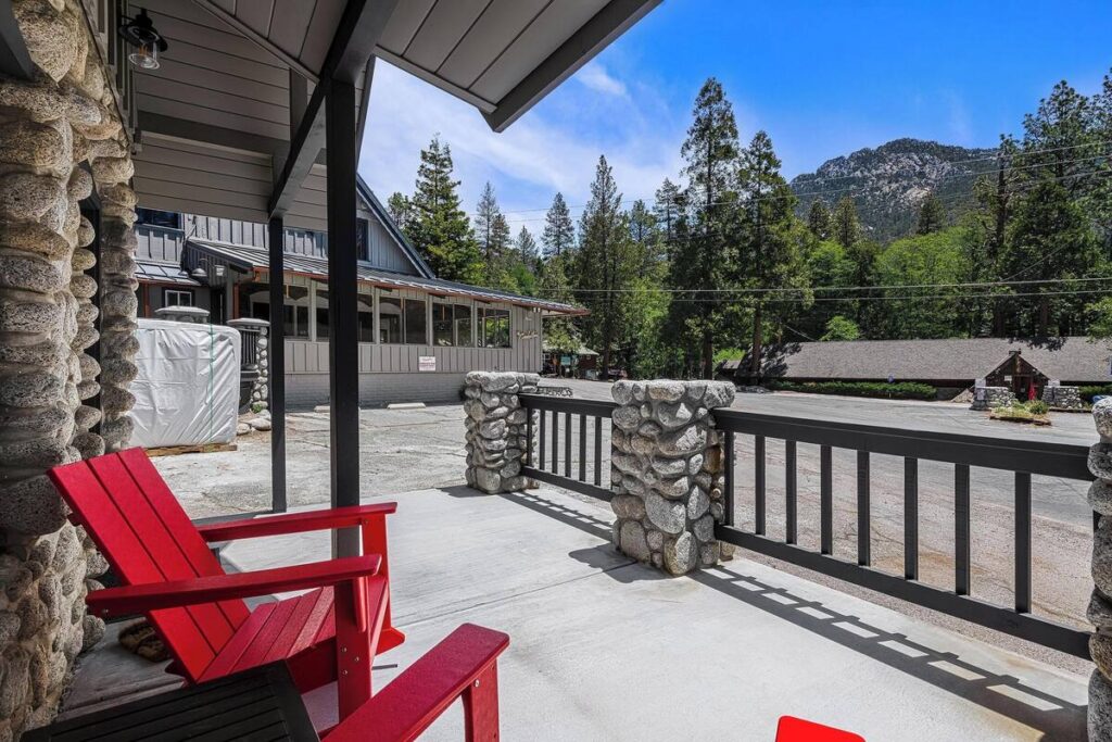 The Grand Idyllwild Lodge - Image 6
