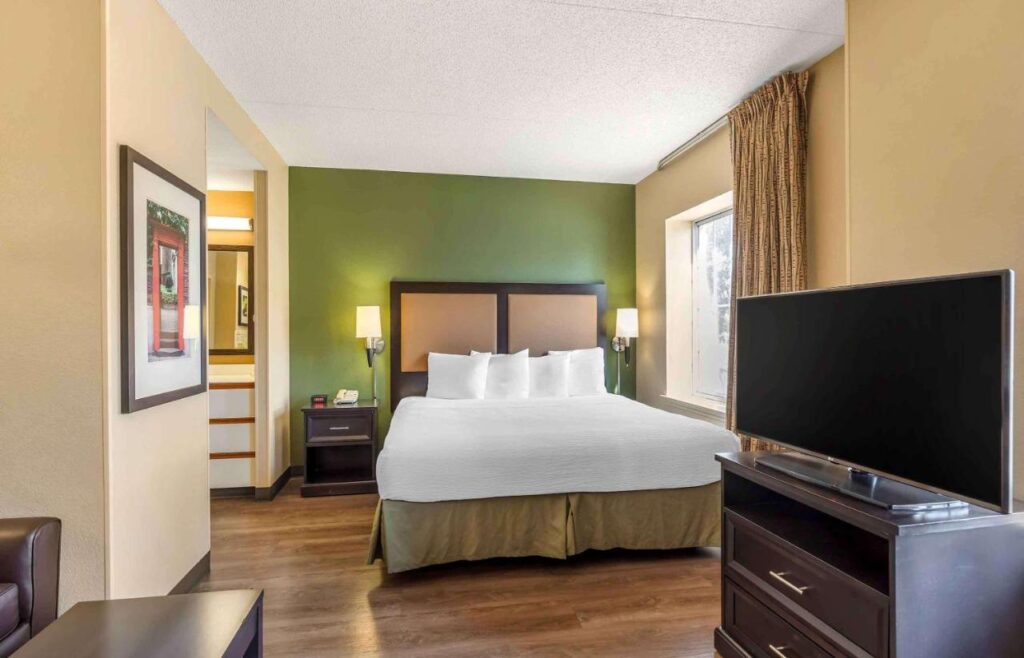 Studio 6 Extended Stay Chicago Vernon Hills Lincolnshire IL - Image 3
