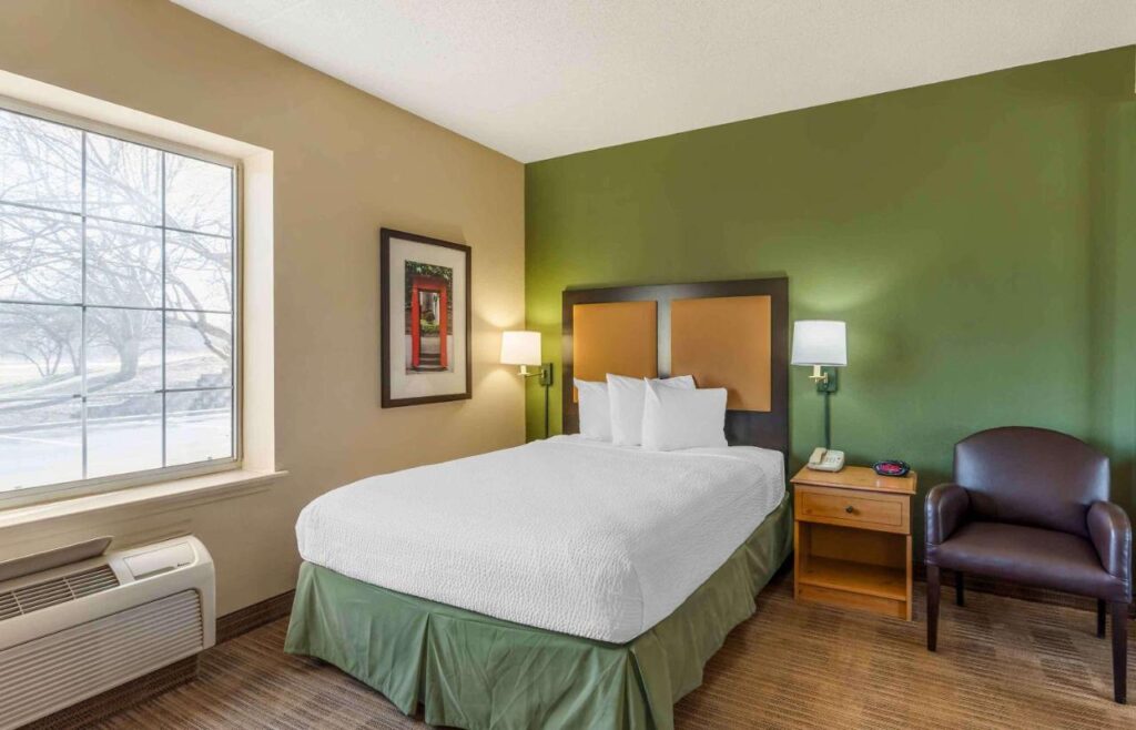 Studio 6 Extended Stay Chicago Vernon Hills Lincolnshire IL - Image 4