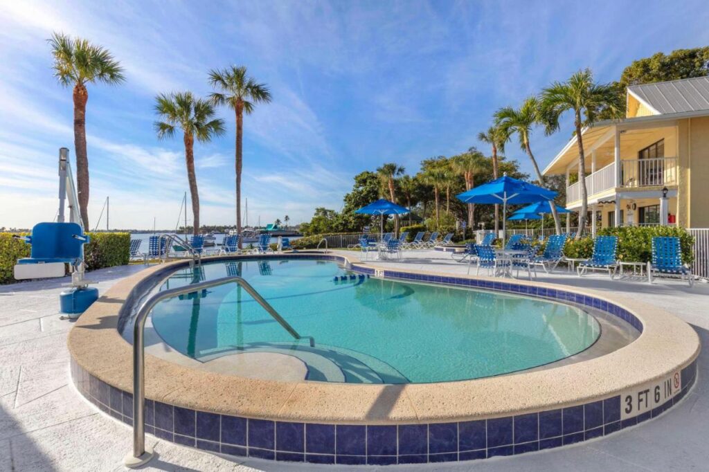Hilton Vacation Club Charter Club Naples Bay - Image 1
