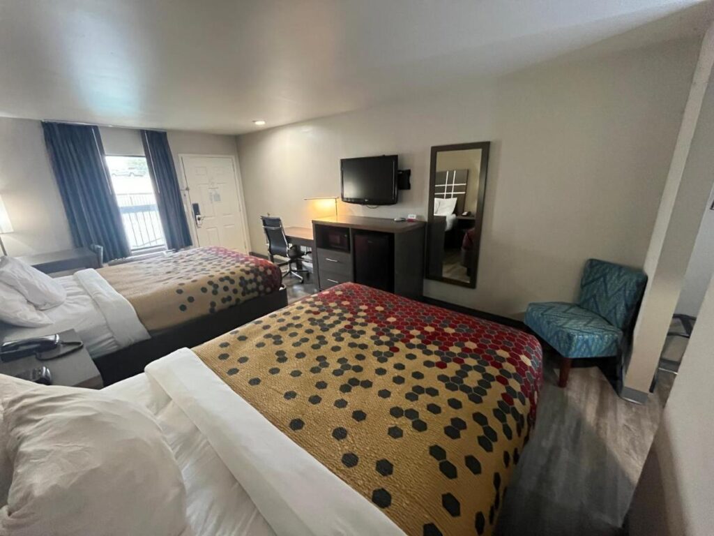 Econo Lodge Inn & Suites Murfreesboro Shopping District - Image 1