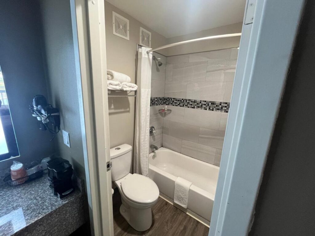 Econo Lodge Inn & Suites Murfreesboro Shopping District - Image 2