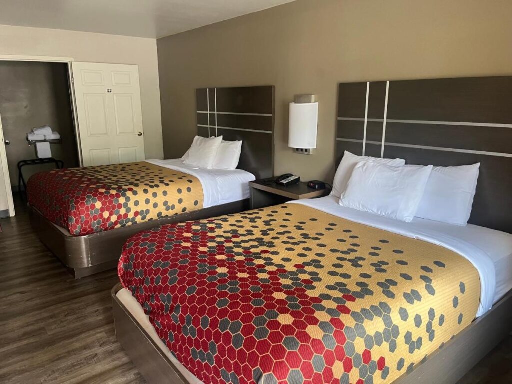 Econo Lodge Inn & Suites Murfreesboro Shopping District - Image 5