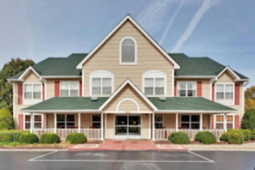 Radiant Inn and Suites - Image 1