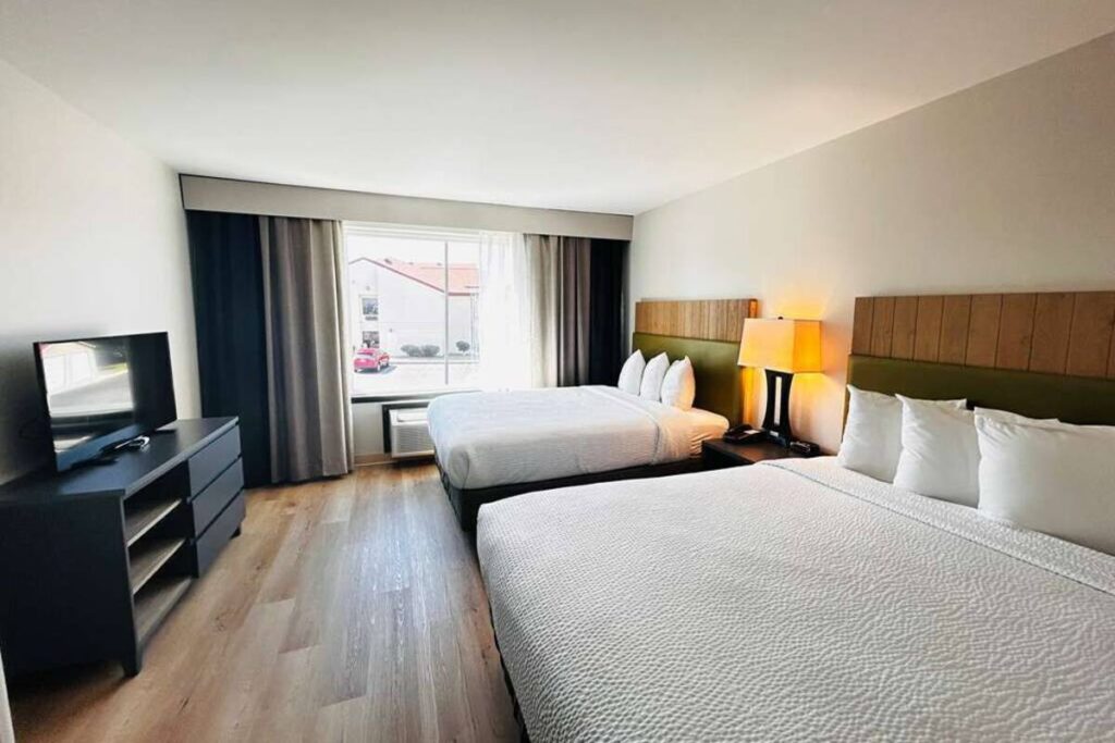 Radiant Inn and Suites - Image 3