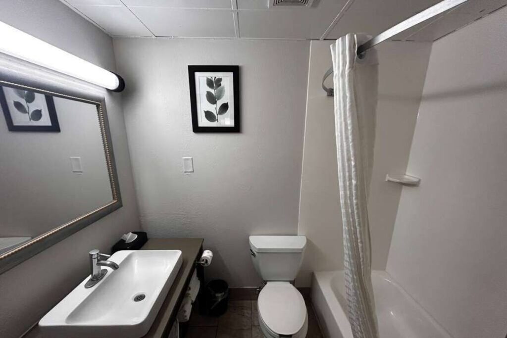 Radiant Inn and Suites - Image 6