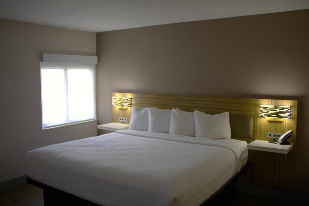 Baymont Inn & Suites San Marcos - Image 2