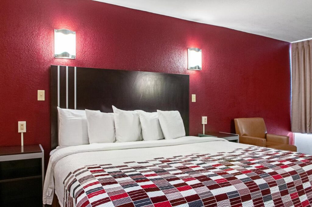 Red Roof Inn Slidell - Image 4