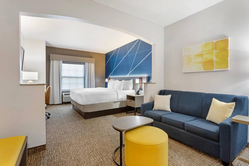 Comfort Suites East Brunswick - South River - Image 2