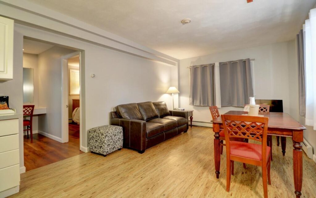 Hamilton Village Inn - Image 6