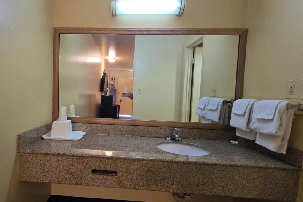 Sunrise Inn By OYO Newport News US-60 - Image 6