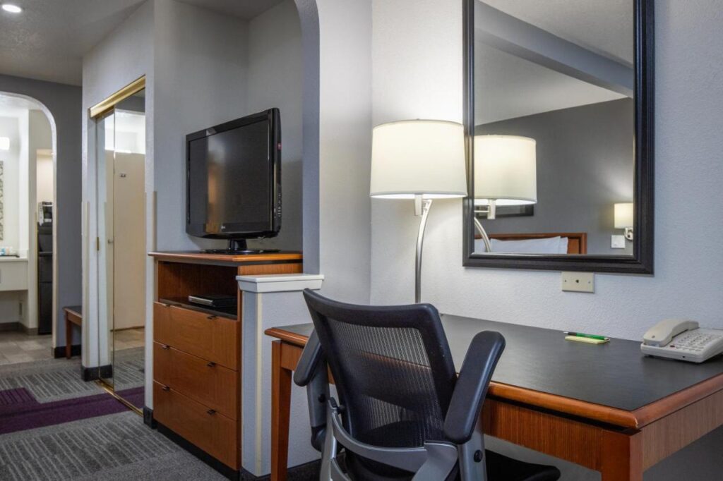 Atherton Park Inn and Suites - Image 1