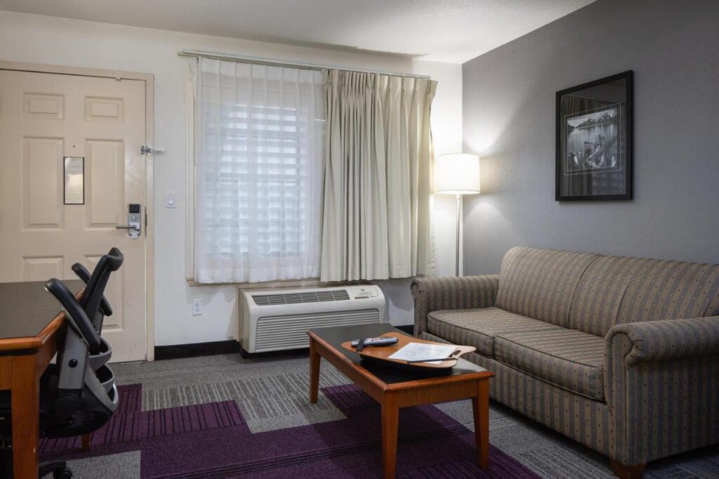 Atherton Park Inn and Suites - Image 2