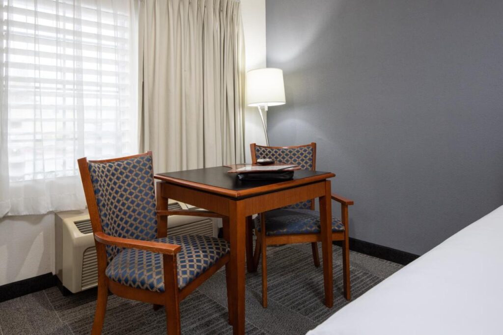 Atherton Park Inn and Suites - Image 4