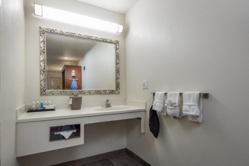 Atherton Park Inn and Suites - Image 5